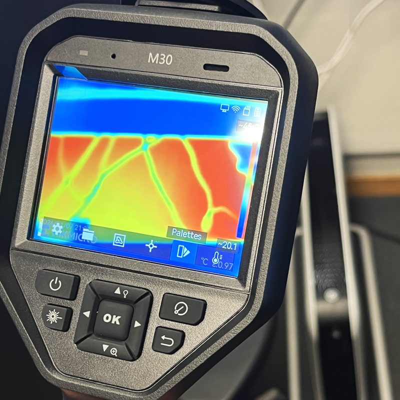 HIKMICRO M30 handheld thermal imaging camera showing a heat map